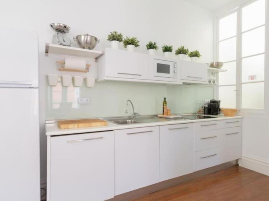 Chic Casa Cathedral At Calle Fresca 2-Bedroom Apartment In Malaga City Center Exteriör bild