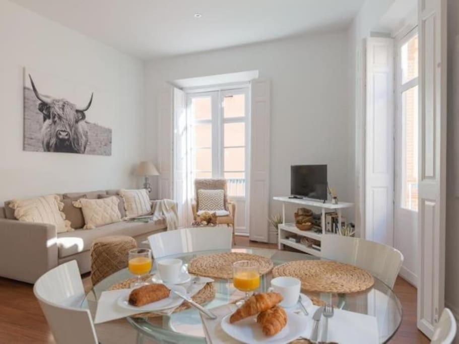 Chic Casa Cathedral At Calle Fresca 2-Bedroom Apartment In Malaga City Center Exteriör bild