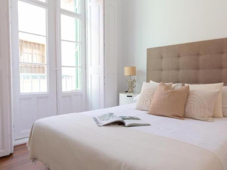 Chic Casa Cathedral At Calle Fresca 2-Bedroom Apartment In Malaga City Center Exteriör bild